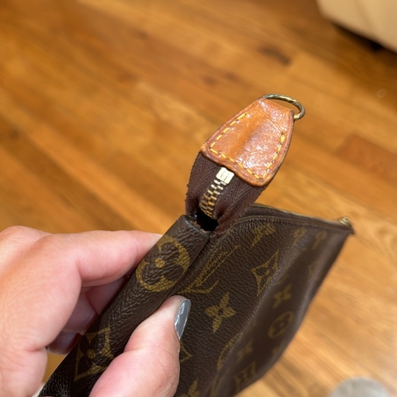 Authentic, LV vintage pochette accessories with an authentic LV chain. - Picture 7 of 17